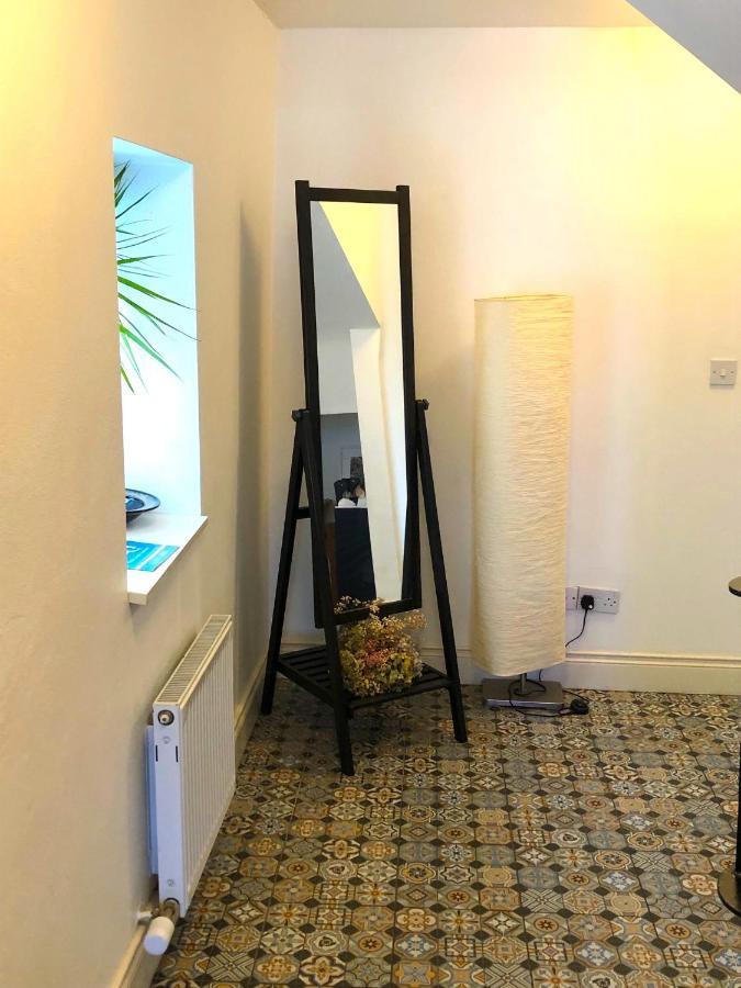 Dingle Garden Townhouse Bed & Breakfast Eksteriør bilde A floor standing mirror
