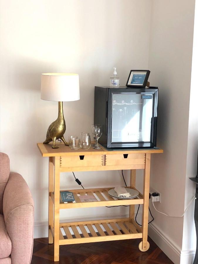 Dingle Garden Townhouse Bed & Breakfast Eksteriør bilde A mini-fridge in a hotel room
