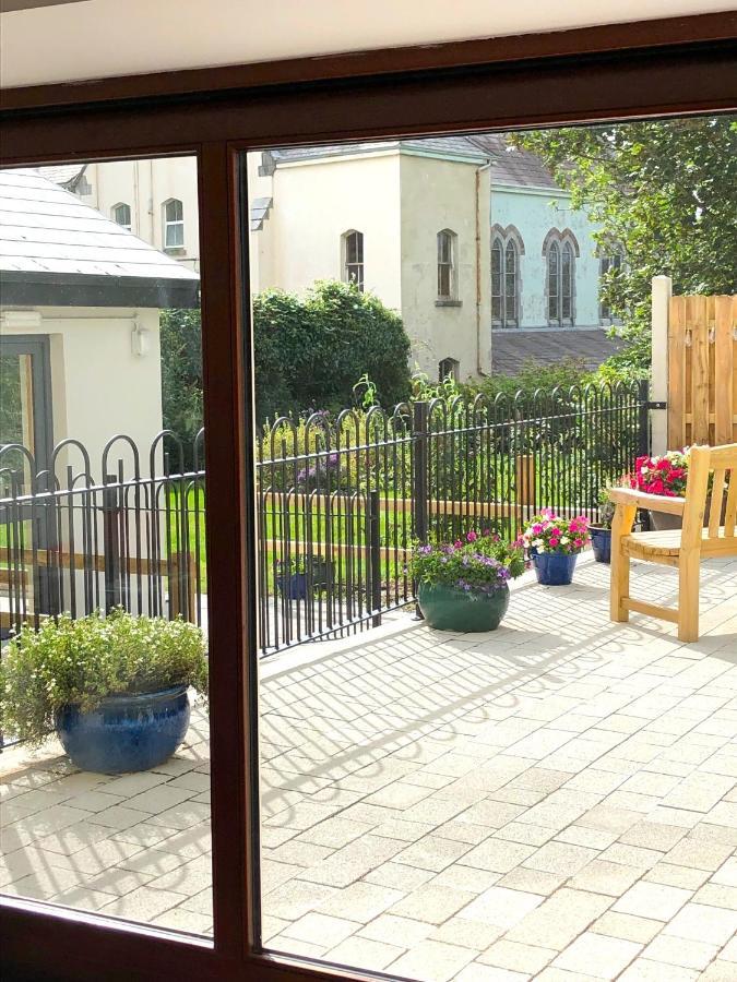 Dingle Garden Townhouse Bed & Breakfast Eksteriør bilde The garden of the former home of the 11th Duke of Grafton