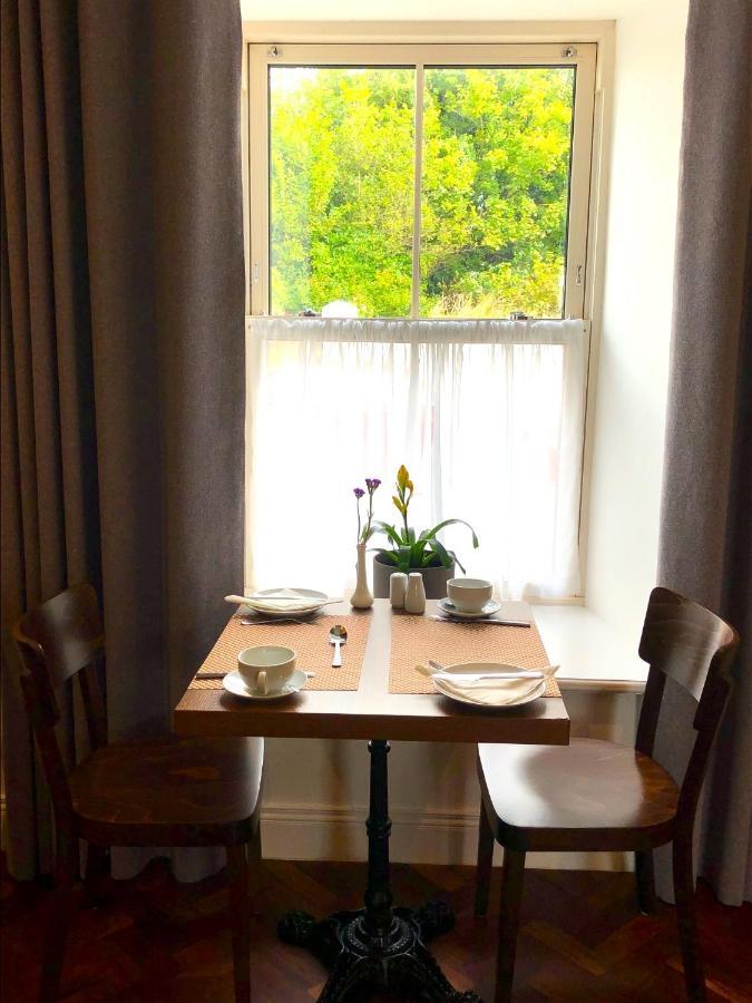 Dingle Garden Townhouse Bed & Breakfast Eksteriør bilde A table set for breakfast