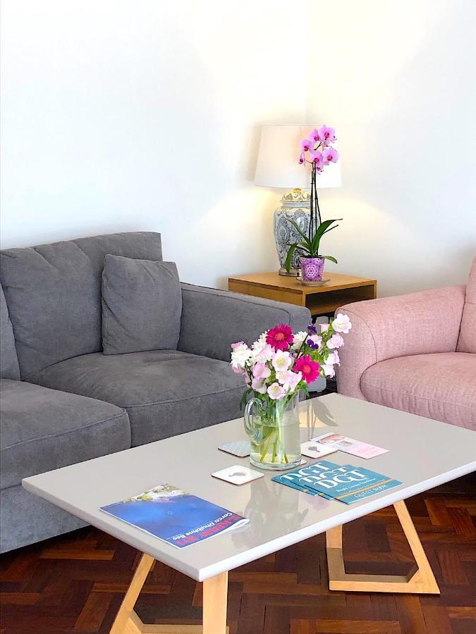 Dingle Garden Townhouse Bed & Breakfast Eksteriør bilde A living room with a coffee table