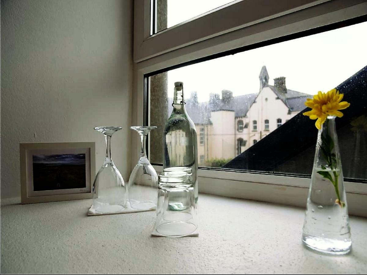 Dingle Garden Townhouse Bed & Breakfast Eksteriør bilde A windowsill