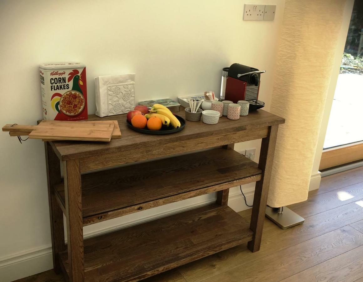 Dingle Garden Townhouse Bed & Breakfast Eksteriør bilde A coffee table with a coffee machine
