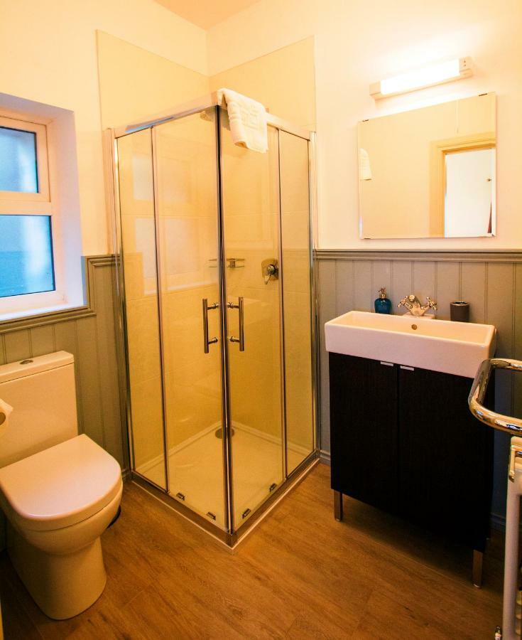 Dingle Garden Townhouse Bed & Breakfast Eksteriør bilde A shower enclosure